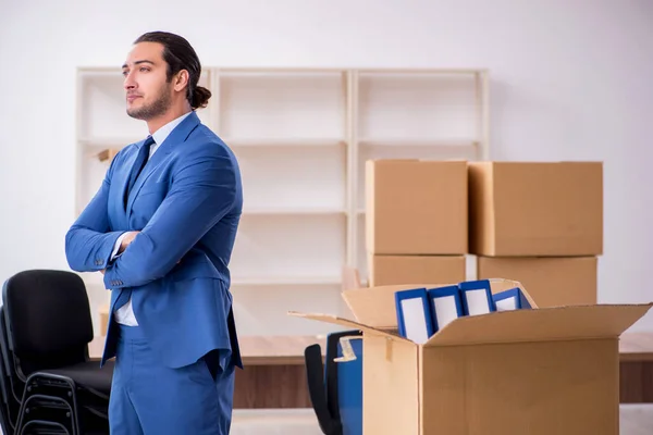 Junge männliche Mitarbeiter im Umzugskonzept — Stockfoto