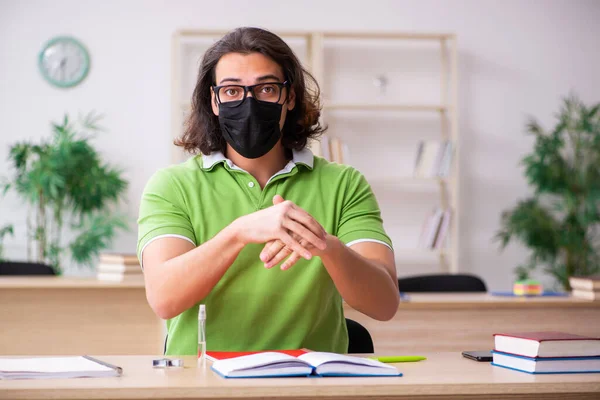 Jovem estudante estudando em casa no conceito de auto-isolamento — Fotografia de Stock