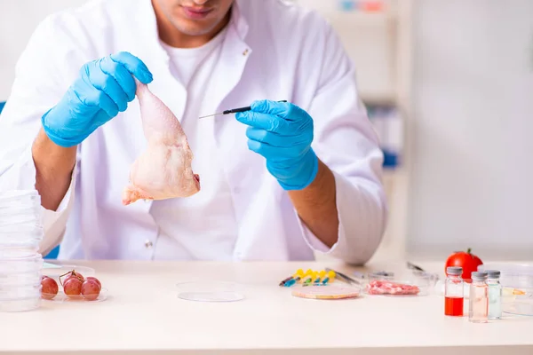 Joven experto en nutrición masculina probando productos alimenticios en laboratorio — Foto de Stock