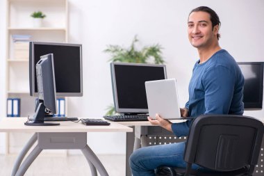 Ofiste çalışan genç bir erkek.