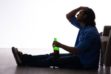 Genç adam alkolizmden muzdarip.