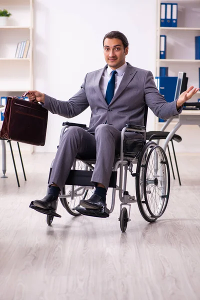 Pracownik niepełnosprawny w biurze — Zdjęcie stockowe