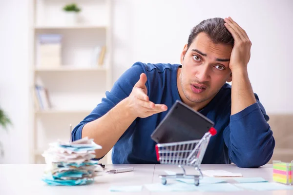 Concept de jeune homme dans la planification budgétaire — Photo