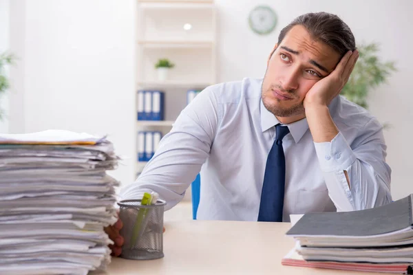 Jovem homem de negócios empregado infeliz com excesso de trabalho — Fotografia de Stock