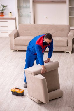 Genç marangoz salgın hastalık sırasında kapalı alanda çalışıyor.