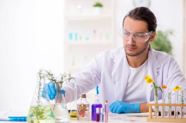 Parfüm sentezi konseptinde genç bir kimyager.