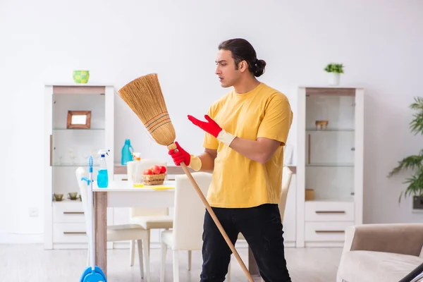 Ung manlig entreprenör städa huset — Stockfoto