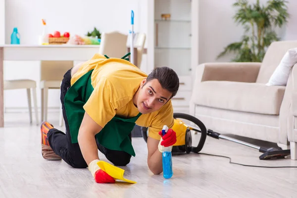 Jonge mannelijke aannemer schoonmaken van het huis — Stockfoto