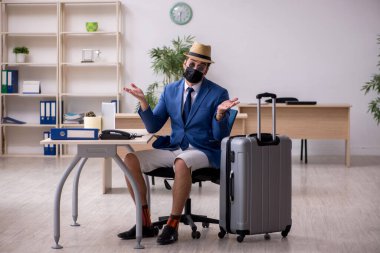 İş adamı salgın sırasında geziye hazırlanıyor