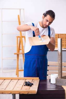 Genç erkek müteahhit atölyede çalışıyor.