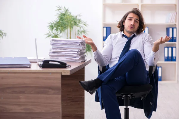 Junge männliche Mitarbeiter unzufrieden mit exzessiver Arbeit — Stockfoto