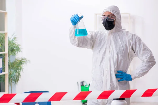 Joven químico masculino trabajando en el laboratorio de medicina — Foto de Stock