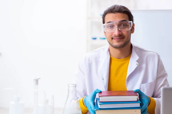 시험 준비를 하고 있는 젊은 남성 화학자 — 스톡 사진