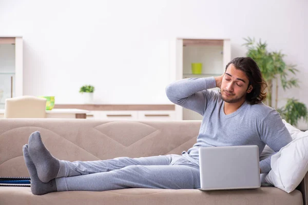 Joven empleado freelancer trabajando desde casa — Foto de Stock