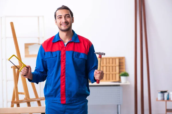 Giovane imprenditore maschio che lavora in officina — Foto Stock