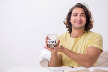 Evde sınava hazırlanan genç bir erkek öğrenci.