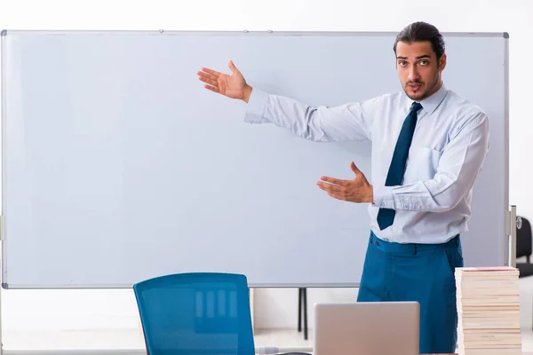 Young male employee in business presentation concept — Stockfoto