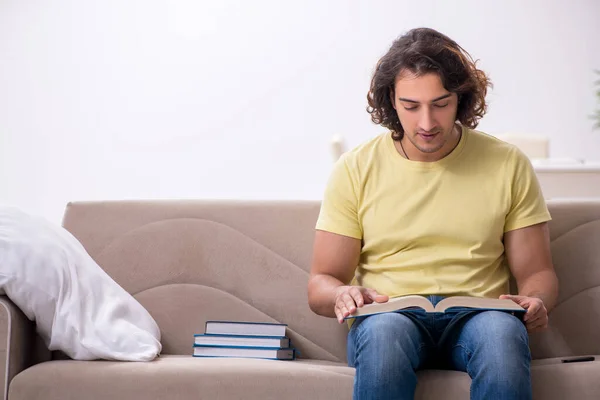 Joven estudiante masculino preparándose para los exámenes en casa — Foto de Stock