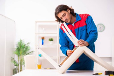 Genç erkek marangoz içeride çalışıyor.