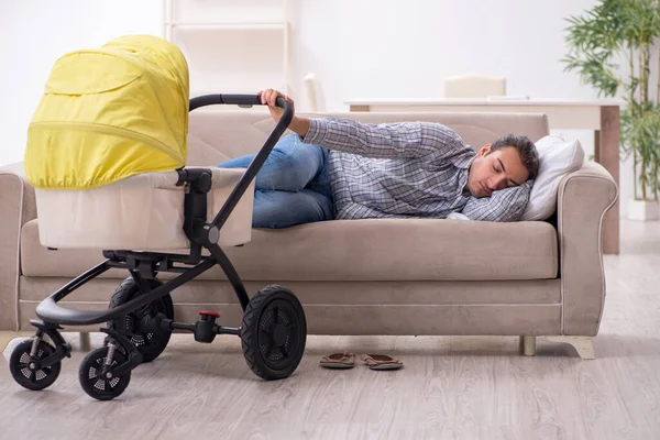 Pai jovem cuidando do bebê recém-nascido em casa — Fotografia de Stock