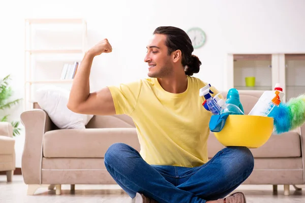 Junge männliche Lohnunternehmer erledigen Hausarbeit zu Hause — Stockfoto