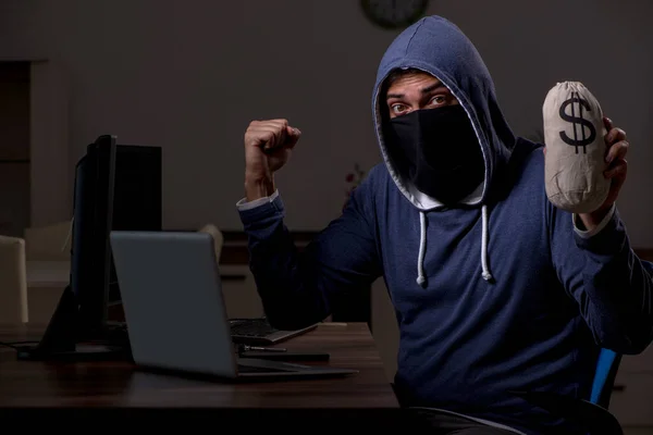 Maschio hacker hacking firewall di sicurezza tardi in ufficio — Foto Stock