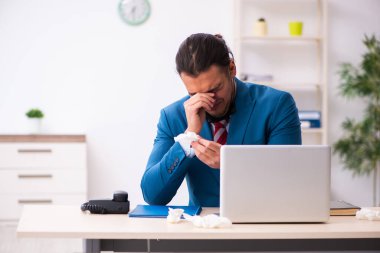 İş yerinde Coronavirus 'tan muzdarip hasta erkek çalışan