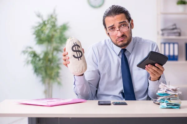 Joven empleado masculino en concepto de planificación presupuestaria — Foto de Stock