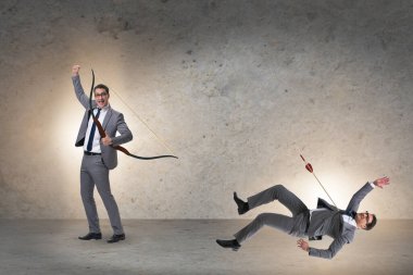 İş adamı ve yay ile iş rekabet konsepti