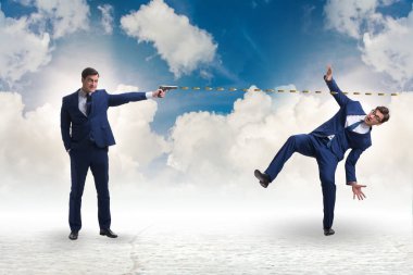 Silahlı bir işadamı rakibini tehdit ediyor.