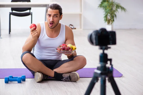 Νέοι άνδρες blogger σε δίαιτα έννοια — Φωτογραφία Αρχείου