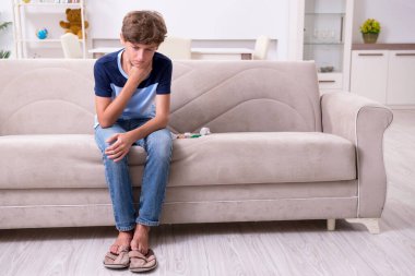 Sorunlu genç çocuk intiharı düşünüyor.