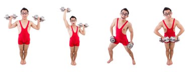 Beyazlar üzerinde dambılları olan komik adam.