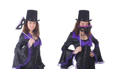 Menekşe ve siyah elbiseli kız maskesini beyaza takmış.