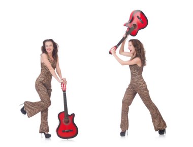 Leopar giysili kadın beyaz gitarlı.