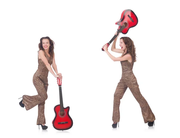 Kvinna i leopardkläder på vitt med gitarr — Stockfoto