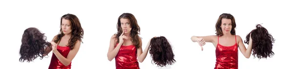 Жінка з вибором перуки ізольована на білому — стокове фото