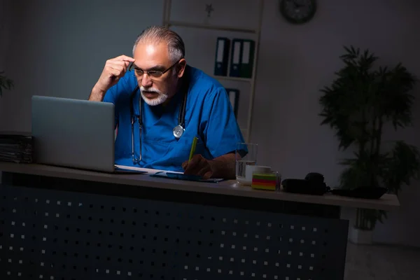 Ältere männliche Arzt in der Nacht im Krankenhaus — Stockfoto