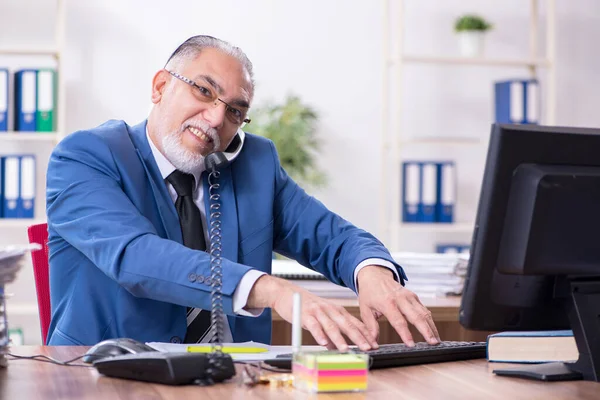 Velho empregado masculino e excesso de trabalho no escritório — Fotografia de Stock