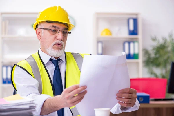 Velho arquiteto masculino trabalhando no escritório — Fotografia de Stock