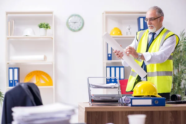 Oude mannelijke architect aan het werk op kantoor — Stockfoto