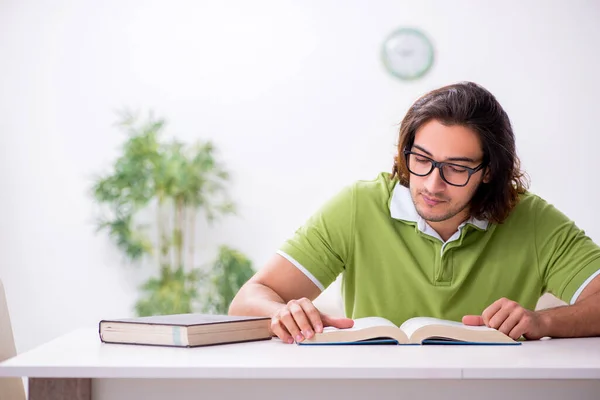 Jovem estudante do sexo masculino se preparando para exames em casa — Fotografia de Stock