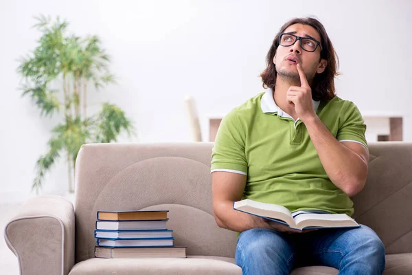 Ung manlig student förbereder sig för tentor hemma — Stockfoto