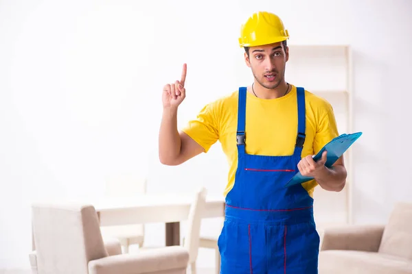 Young male contractor in relocation concept — Stock Photo, Image