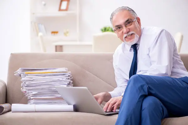 Åldrad affärsman anställd som arbetar hemifrån — Stockfoto