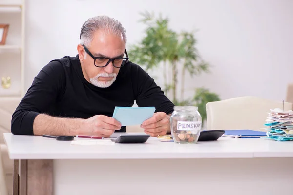 Anciano jubilado en concepto de planificación presupuestaria —  Fotos de Stock