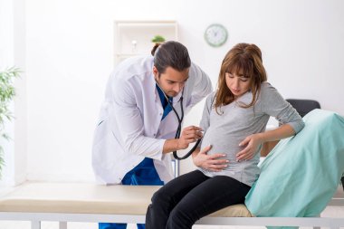 Genç bir kadın, genç bir erkek jinekolog.