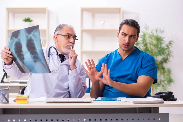 Två manliga läkare som arbetar på kliniken — Stockfoto