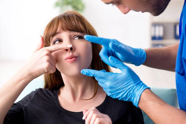 Jovem bela mulher visitando médico no conceito de cirurgia plástica — Fotografia de Stock