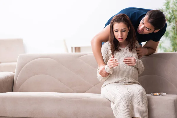 Uomo e donna incinta nel concetto di antifumo — Foto Stock